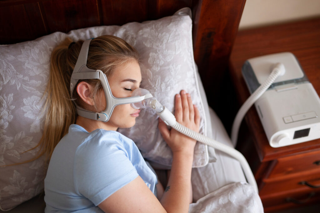 Woman sleeping with a sleep apnea mask on